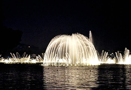 湖面漂浮音樂噴泉